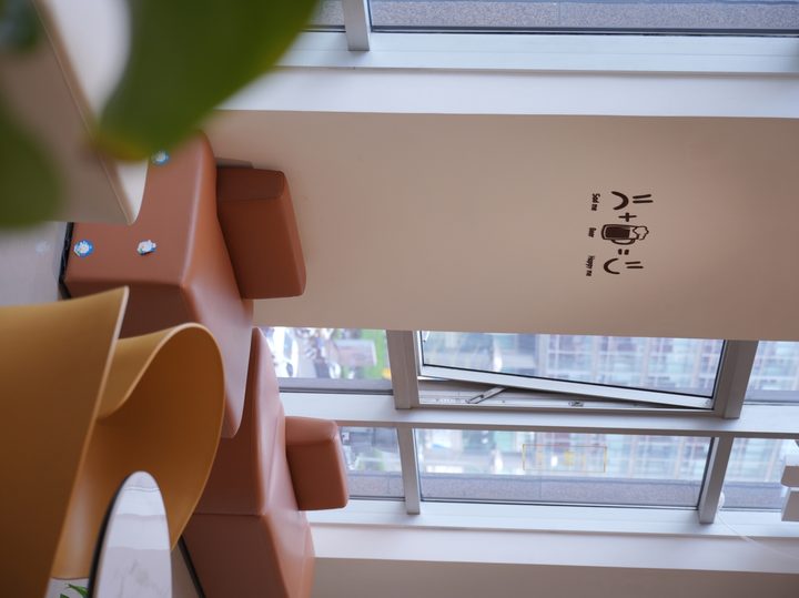 从手术原理来看，全飞秒的优势在于切口小、无角膜瓣，对角膜生物力学稳定性影响更小，