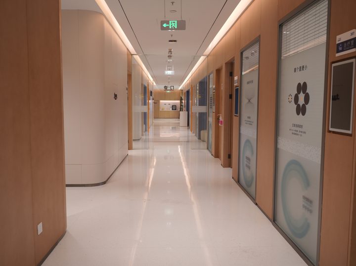 设备与资质：北京维视眼科配备德国蔡司VisuMax全飞秒激光系统，该设备为全飞秒
